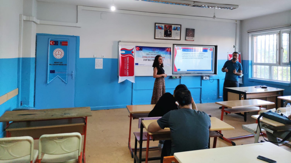 ''Zorbalığı Bırak, Hayata Bak'' Projesi Kapsamında Midyat Fahrettin Önen Ortaokulunda  Yaygınlaştırma Çalışması Yapıldı.